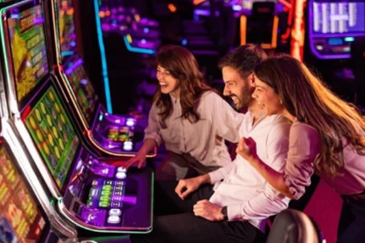 li777 Slots ကစားနည်းနှင့် Reels Spinning မြင်ကွင်း